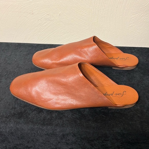 Free People Shoes - Free People Reese Leather Flat Mules size 41/US 10